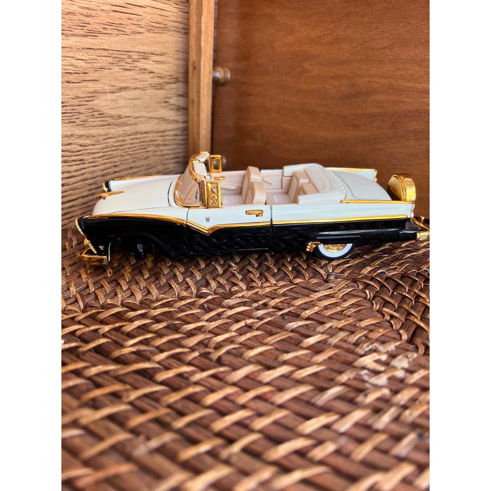 1955 Ford Crown Victoria Convertible 1:24 Scale Diecast Car Black White Gold
